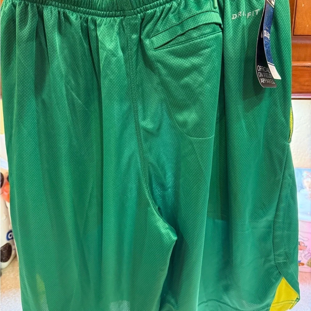 NIKE Dri-fit Oregon Ducks Men’s Sz M Green Athletic Basketball Shorts Yellow O